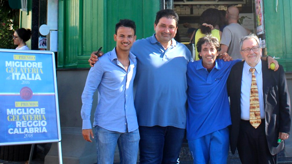 Marcello Fonte dietro al banco gelati di Gelato Cesare